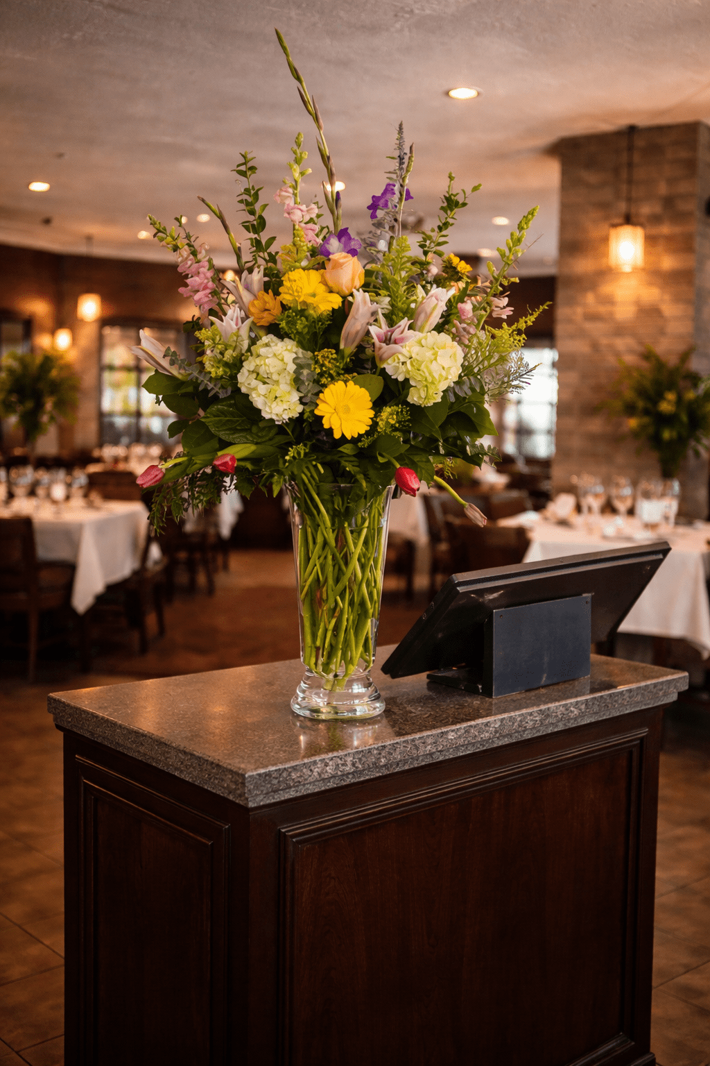 dining-room-floral-decor.png