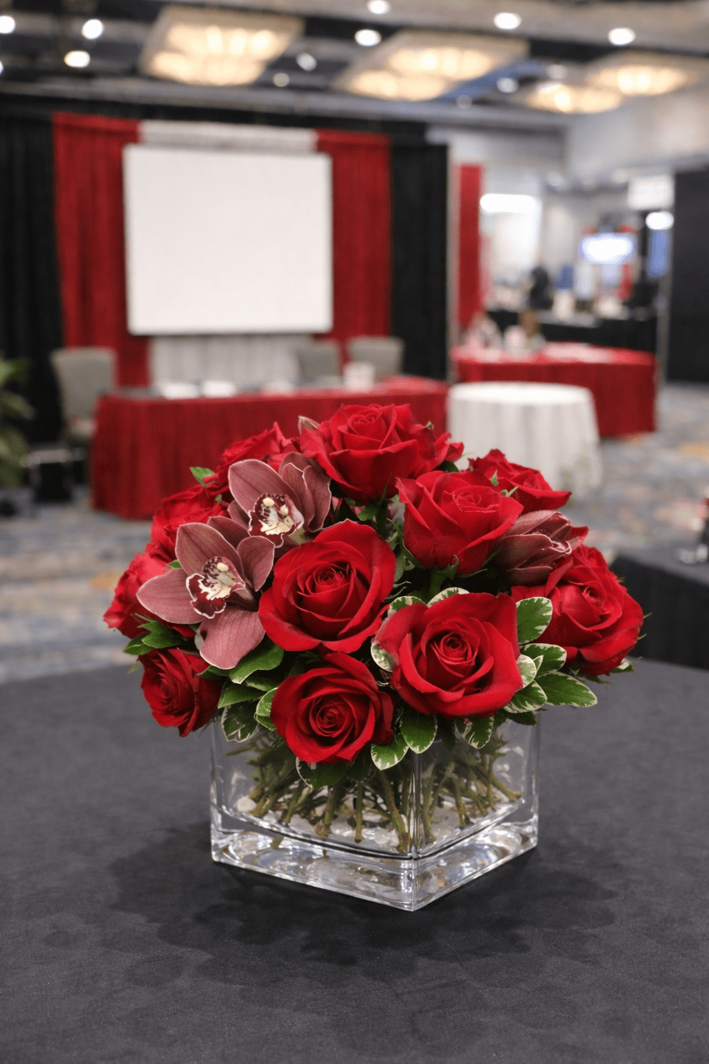 las-vegas-convention-flower-delivery-rose-arrangement.jpg.png