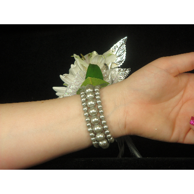Deluxe White Daisy Corsage Alternative Image