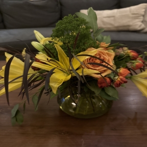 Dottie's Flowers and Plants Los Angeles - Bathed in warm autumnal hues, this stunning floral centerpiece brings the beauty of the harvest indoors.
Golden lilies and blush roses mingle with rich textures, creating an inviting and sophisticated display. 
Perfect for a Thanksgiving gathering, a heartfelt "thank you", or simply to brighten a cherished space with natural elegance.
Send a touch of sunshine and joy with this unforgettable bouquet – a radiant gift that speaks volumes.