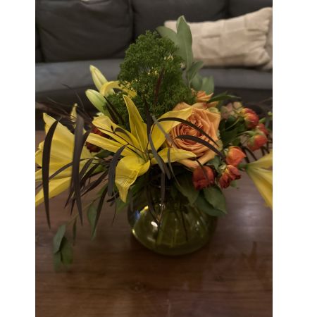 Beaverton Florists- Demo Beaverton - Bathed in warm autumnal hues, this stunning floral centerpiece brings the beauty of the harvest indoors.
Golden lilies and blush roses mingle with rich textures, creating an inviting and sophisticated display. 
Perfect for a Thanksgiving gathering, a heartfelt "thank you", or simply to brighten a cherished space with natural elegance.
Send a touch of sunshine and joy with this unforgettable bouquet – a radiant gift that speaks volumes.