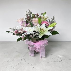 Lakeland Flowers Lakeland - Evoke a sense of gentle romance and comforting beauty with 'Teat' a delicately designed floral arrangement. Imagine the soft blush of dawn captured in blooms – a haven of serenity brought to life. This captivating bouquet features a harmonious blend of textures and hues perfect for celebrating quiet moments or expressing heartfelt affection. 'Teat' isn’t just flowers; it's a whisper of kindness a token of appreciation or a beautiful way to brighten someone’s day. Picture it gracing a bedside table adding a touch of elegance to a tea party or simply being a radiant centerpiece in your home. Give the gift of tranquility and lasting joy with this exquisite composition. Our skilled florists carefully hand-tie each arrangement ensuring a fresh and long-lasting display.