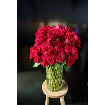 Fortin Gage Nashua - 100 premium quality long stem trie red roses in a glass vase. 

A show stopper of an arrangement that almost needs two people to deliver it! 