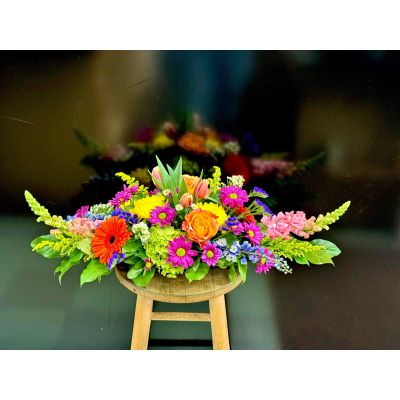 Fortin Gage Nashua - Stretching gracefully along the center of the Easter table is a splendid long and low arrangement, bursting with colors. At the forefront of the arrangement, stand beautifully mixed spring flowers, such as hydrangea, roses, Gerbera daisies, and tulips. At its length, delicate bell shaped blossoms of snapdragon and delphinium 