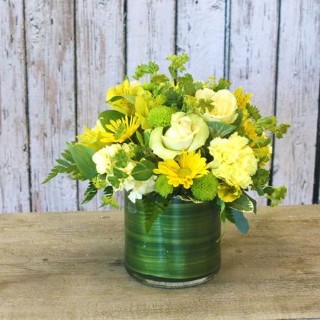 Madison Avenue Florist Sacramento - Don't Worry Be Happy: A beautiful mix of pale yellow roses and daisies presented in a gorgeous glass vase.