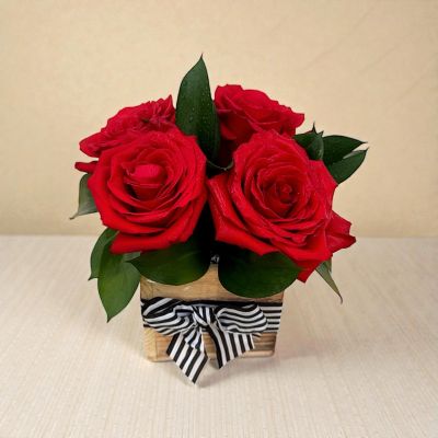 Tom's Florist Smyrna - A mini rose box for the perfect occasion 