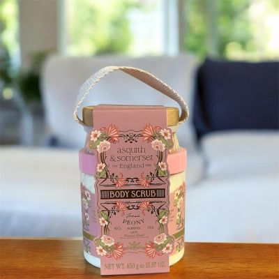 Tom's Florist Smyrna - Size: 15.87 oz (450 g)
Texture: Creamy and nourishing 
Scent: Fresh pink peony
Exfoliant: Pecan shell