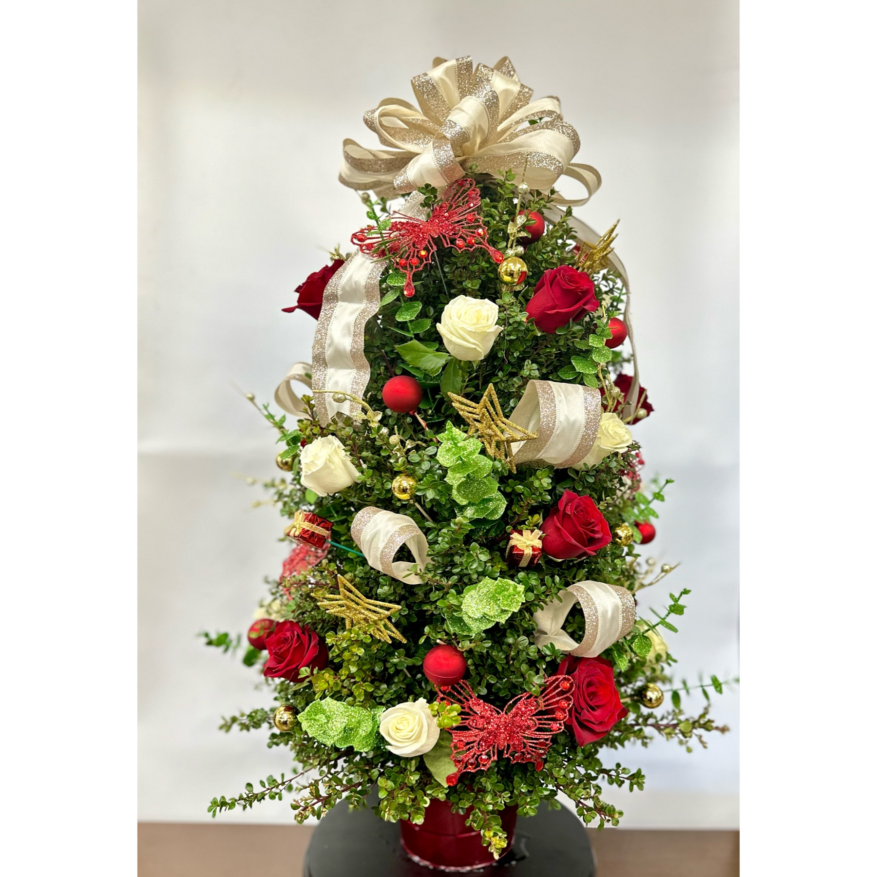Conroy's Flowers El Cajon El Cajon - Bring out the most out of the holiday season with this captivating Christmas tree! Sitting at 3ft tall with the best of our blooms and seasonal decor. This piece is one to be remembered! 