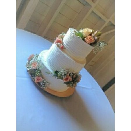 Log Cabin Florist Bakersfield - Fresh flowers are the finishing touch on many of the wedding cakes we see currently. Let Log Cabin Florist add the final finishes to make your cake a show stopper!