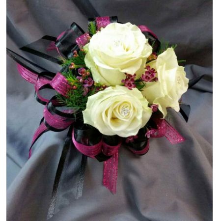 Log Cabin Florist Bakersfield - This Elegant Clutch Bouquet is available in all colors of Roses and is an excellent choice for your Winter Formal or Valentine's Day Romantic Evening!.  