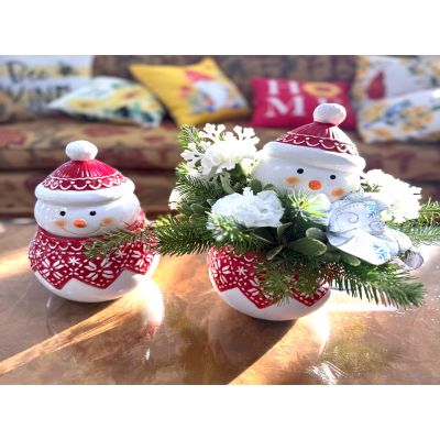 DiBella Flowers & Gifts Las Vegas - The Snowman Cookie Jar brings cheerful holiday charm to any space with its bright red winter hat, cozy patterned sweater, and rosy-cheeked smile. Filled with fresh seasonal greenery and crisp white blooms, this festive keepsake doubles as both a decorative arrangement and a collectible container. Perfect for gifting or adding a warm, whimsical touch to holiday décor, it’s a delightful blend of florals and festive spirit.
*Includes only one jar*