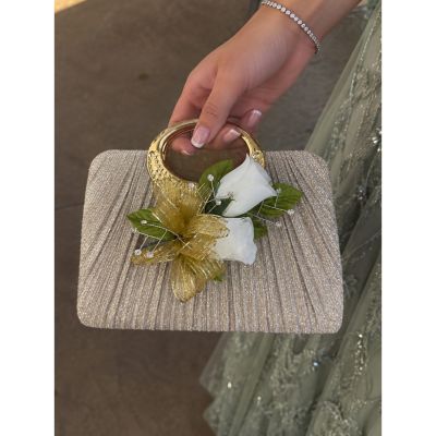 DiBella Flowers & Gifts Las Vegas - Gold Flower Purse with Roses. Perfect for Prom or any formal event. Choose your purse and your flowers. We can custom make you purse to match your formal wear.
Comes in fresh and silk flowers.
** Purse IS included